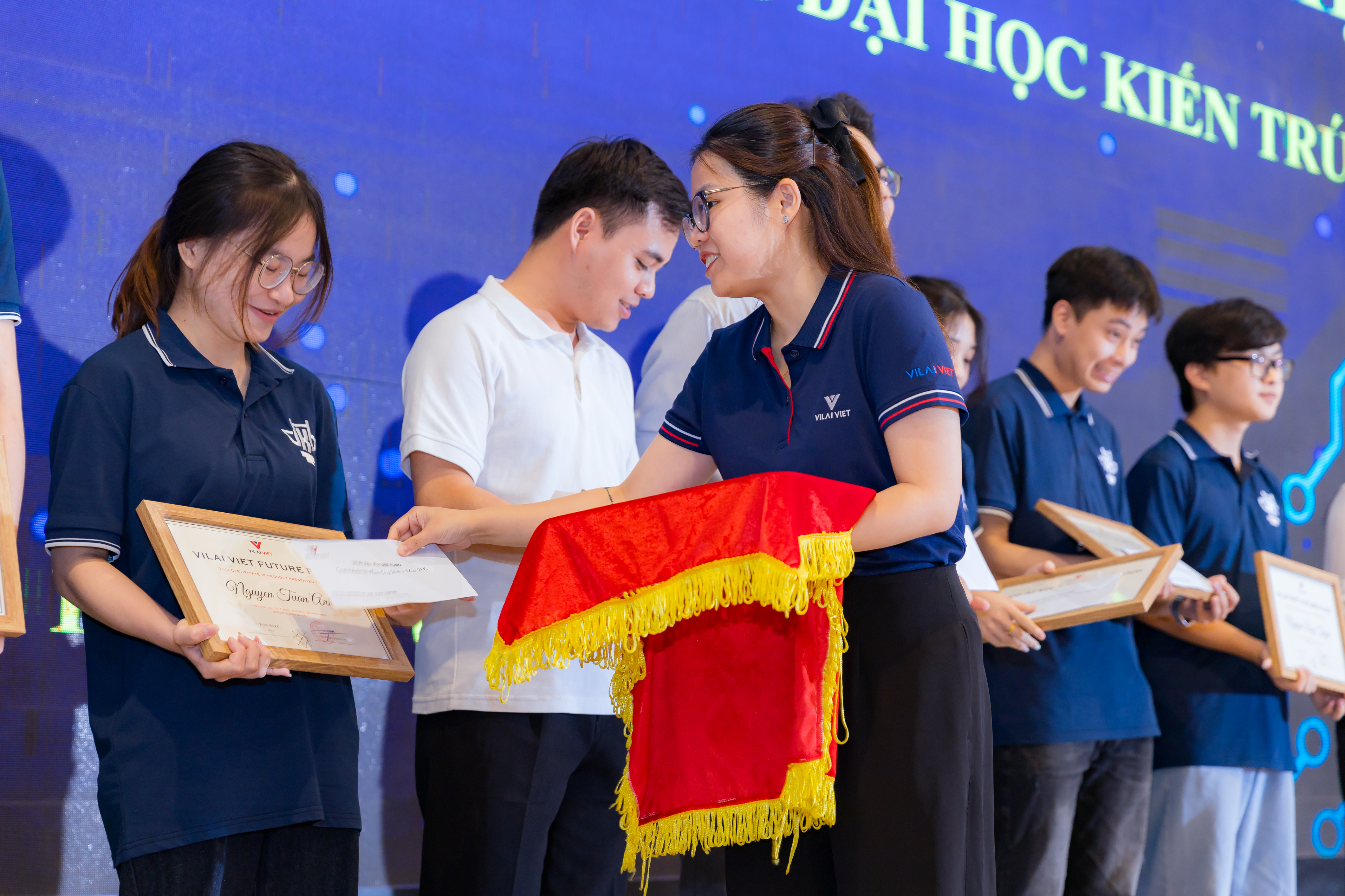 8 suất học bổng được đại diện Vilai Việt trao tặng các sinh viên khoa Xây dựng trường Đại học Kiến trúc Hà Nội.